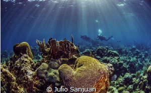 Underwater lights by Julio Sanjuan 